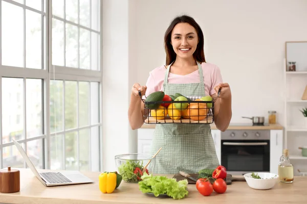 Junge Frau Mit Frischem Gemüse Korb Küche — Stockfoto