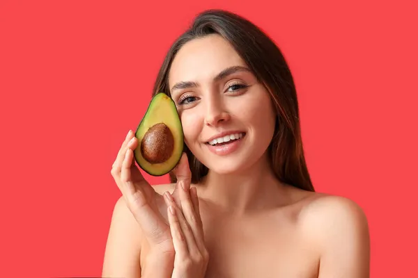 Giovane Donna Nuda Con Avocado Fresco Sfondo Colori Giorno Vegano — Foto Stock