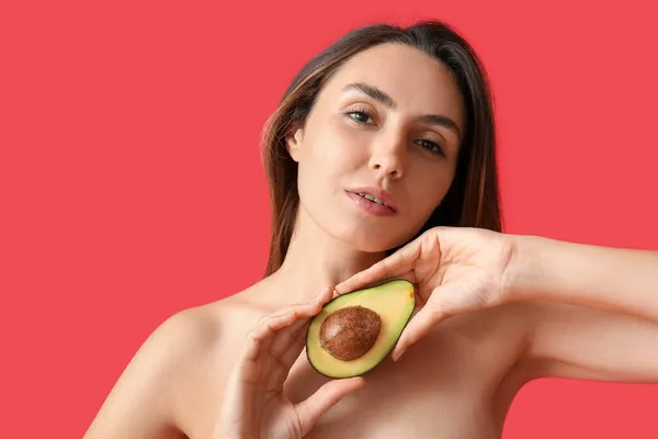 Giovane Donna Nuda Con Avocado Fresco Sfondo Colori Giorno Vegano — Foto Stock