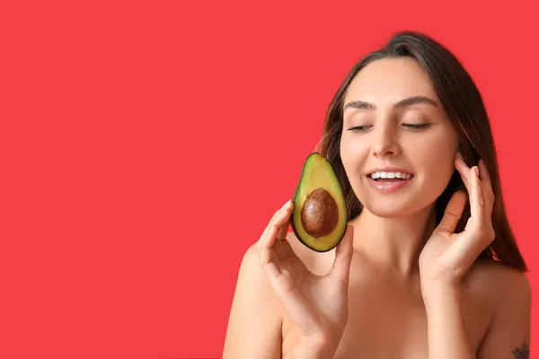 Giovane Donna Nuda Con Avocado Fresco Sfondo Colori Giorno Vegano — Foto Stock