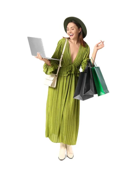 Vrolijke Jonge Vrouw Met Laptop Boodschappentassen Witte Achtergrond Zwarte Vrijdag — Stockfoto