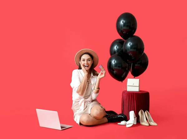 Spannende Vrouw Met Laptop Creditcard Winkelen Online Kleur Achtergrond Zwarte — Stockfoto