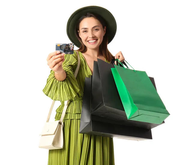 Vrolijke Jonge Vrouw Met Kredietkaart Boodschappentassen Witte Achtergrond Zwarte Vrijdag — Stockfoto