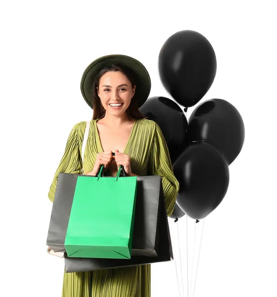 白に隔離された買い物袋を持つ幸せな若い女性 ブラック フライデー販売 — ストック写真