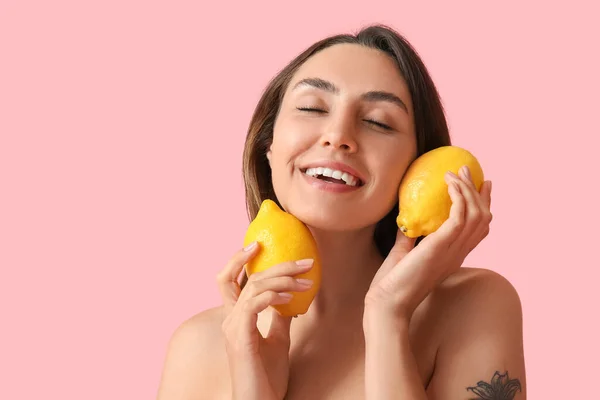 Giovane Donna Nuda Con Limoni Freschi Sfondo Colore Giorno Vegano — Foto Stock