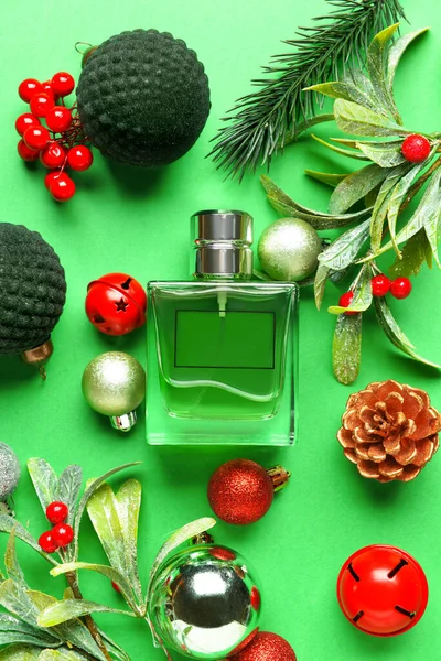 Butelka Perfum Świąteczne Dekoracje Tle Koloru — Zdjęcie stockowe