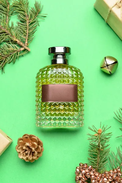 Parfüm Şişesi Köknar Ağacı Dalları Arka Planda Noel Dekoru Yakın — Stok fotoğraf