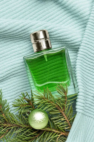 Butelka Perfum Gałąź Jodły Bożonarodzeniową Piłką Dzianinie Tło — Zdjęcie stockowe