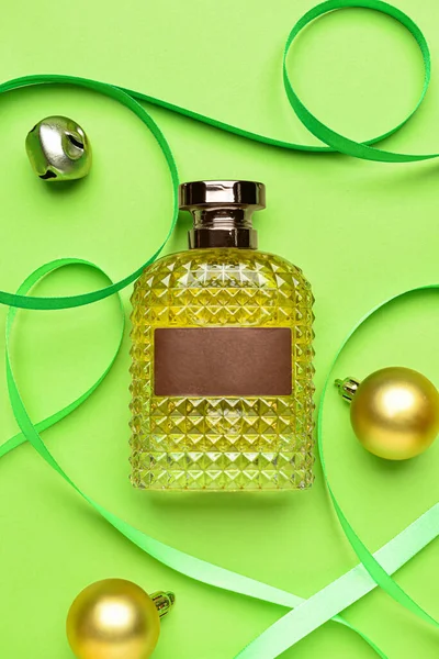 Egy Üveg Parfüm Szalag Karácsonyi Labdák Harangok Színes Háttér — Stock Fotó