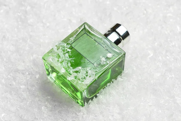 浅色背景的雪中的香水瓶 — 图库照片