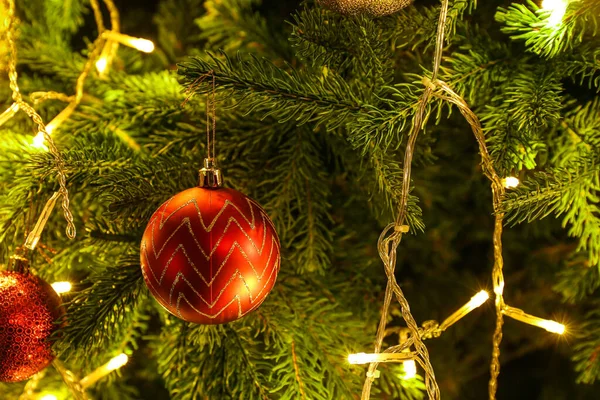 Schön Geschmückter Weihnachtsbaum Zimmer Nahaufnahme — Stockfoto