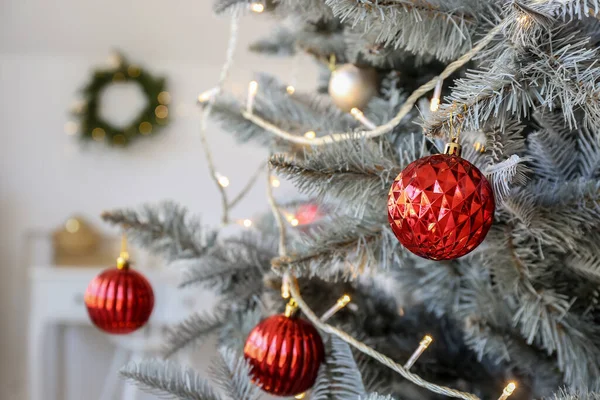 Árvore Natal Com Bolas Vermelhas Quarto Close — Fotografia de Stock