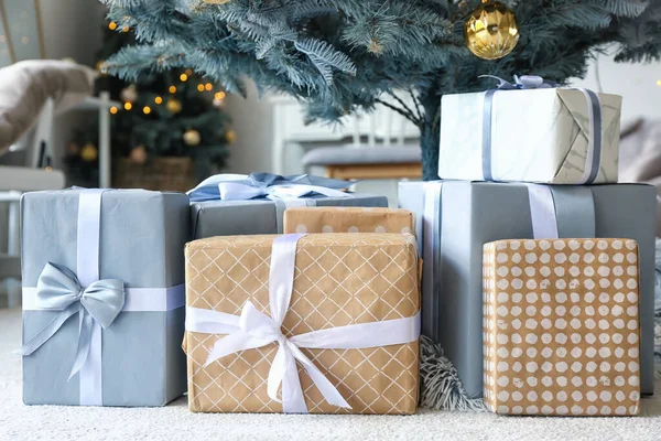 Cadeaus Onder Kerstboom Vloer Kamer — Stockfoto