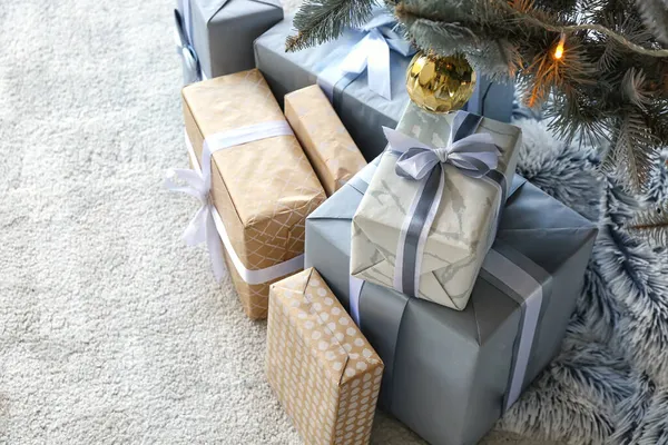 Cadeaux Sous Sapin Noël Sur Sol Dans Chambre — Photo