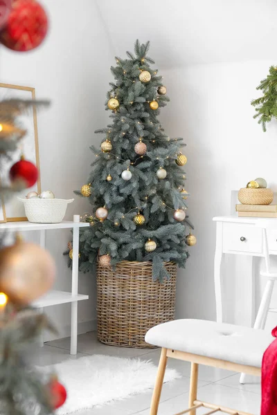 Árvore Natal Com Decoração Perto Parede Luz Sala Estar — Fotografia de Stock