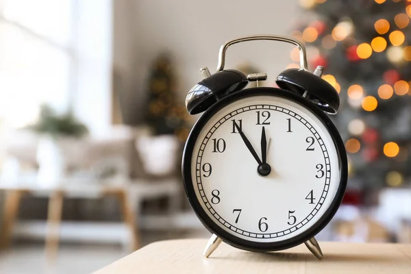 Réveil Vintage Sur Table Dans Chambre Décorée Pour Noël Gros — Photo