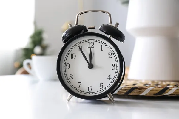 Vintage Wecker Auf Dem Tisch Zimmer Nahaufnahme — Stockfoto