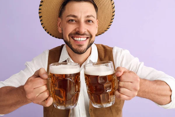 Jovem Roupas Tradicionais Alemãs Com Cerveja Fundo Lilás — Fotografia de Stock