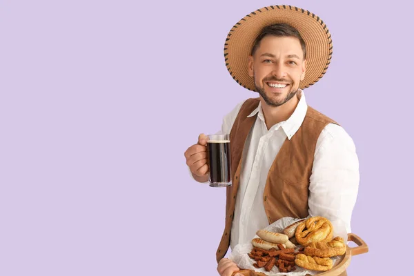 Jovem Roupas Tradicionais Alemãs Com Cerveja Comida Fundo Lilás — Fotografia de Stock