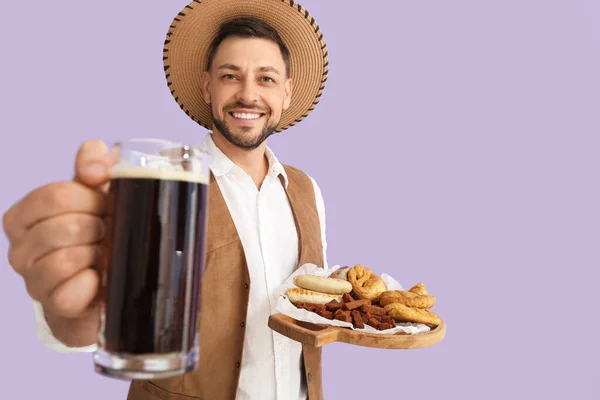 Jovem Roupas Tradicionais Alemãs Com Cerveja Comida Fundo Lilás — Fotografia de Stock