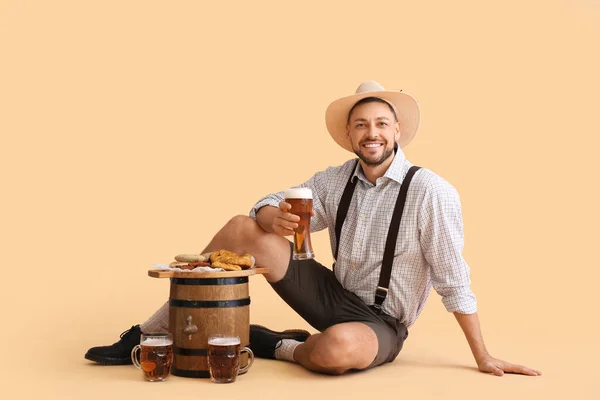 Jovem Roupas Tradicionais Alemãs Com Cerveja Comida Fundo Bege — Fotografia de Stock