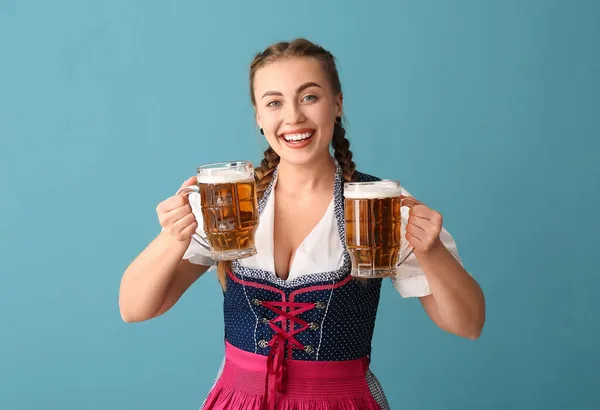 Młoda Kelnerka Octoberfest Piwem Niebieskim Tle — Zdjęcie stockowe