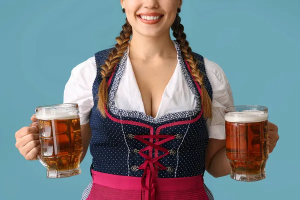 Junge Oktoberfest Kellnerin Mit Bier Auf Blauem Hintergrund — Stockfoto