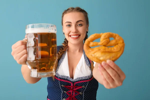 Junge Oktoberfest Kellnerin Mit Bier Und Brezel Auf Blauem Hintergrund — Stockfoto