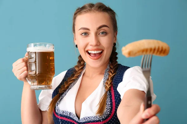 Jonge Oktober Serveerster Met Bier Worst Blauwe Achtergrond — Stockfoto