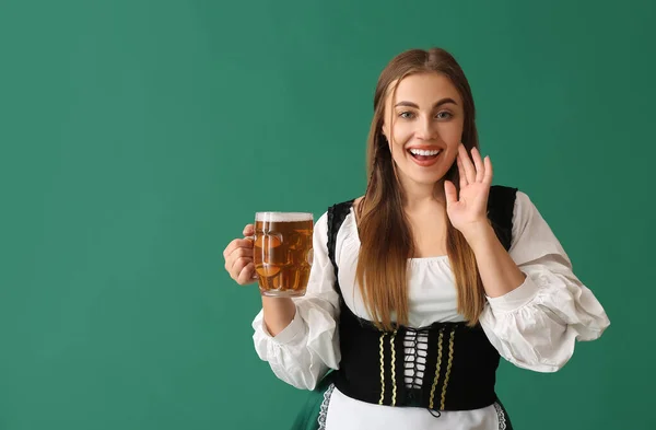 Mooi Oktober Serveerster Met Bleek Bier Groene Achtergrond — Stockfoto