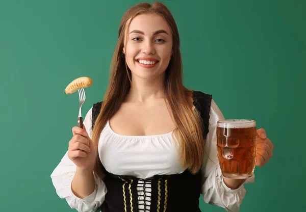 Hermosa Camarera Octoberfest Con Cerveza Pálida Salchicha Sobre Fondo Verde —  Fotos de Stock