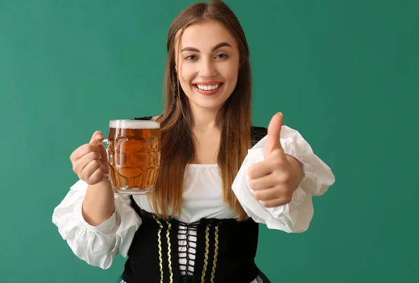 Gyönyörű Octoberfest Pincérnő Sápadt Sör Mutatja Hüvelykujj Zöld Háttér — Stock Fotó