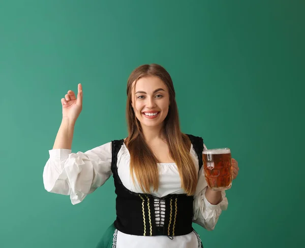Mooie Oktober Serveerster Met Bleek Bier Wijzend Naar Iets Groene — Stockfoto