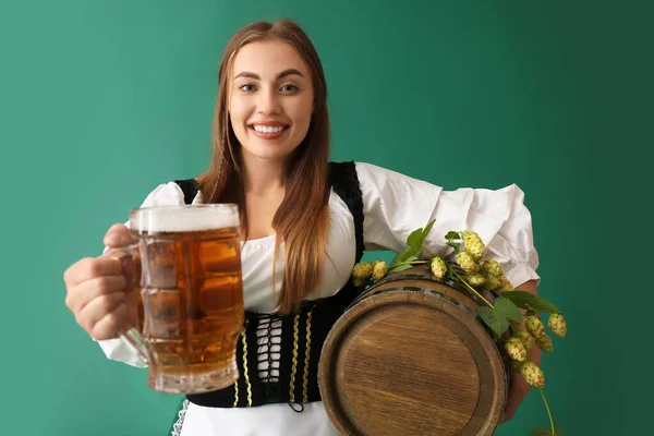 Hermosa Camarera Octoberfest Con Cerveza Pálida Barril Sobre Fondo Verde —  Fotos de Stock