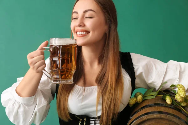 Mooie Oktober Serveerster Met Bleek Bier Vat Groene Achtergrond — Stockfoto