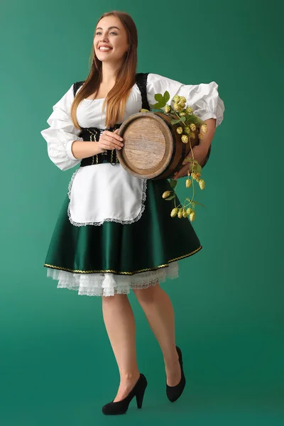 Beautiful Octoberfest Waitress Barrel Hop Green Background — Stock Photo, Image