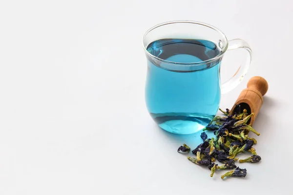 Üveg Csésze Szerves Kék Tea Kanál Szárított Virág Fehér Alapon — Stock Fotó