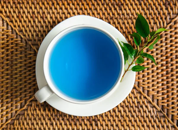 Κύπελλο Του Οργανικού Μπλε Τσάι Στο Τραπέζι Closeup — Φωτογραφία Αρχείου