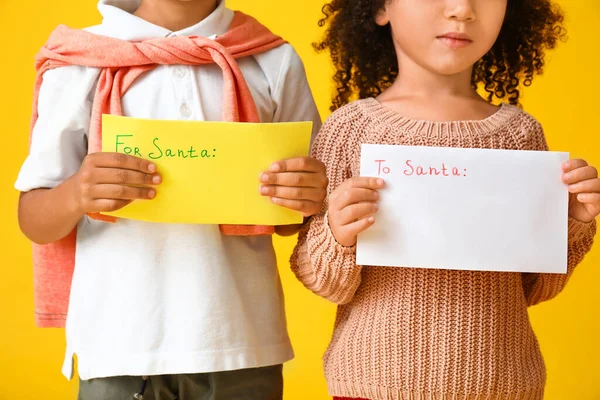 Nette Afroamerikanische Kinder Mit Buchstaben Den Weihnachtsmann Auf Farbigem Hintergrund — Stockfoto