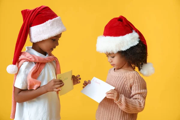 Crianças Afro Americanas Bonitos Com Letras Para Papai Noel Fundo — Fotografia de Stock