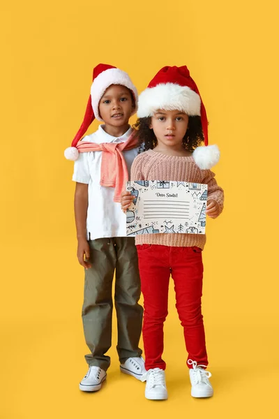 给圣诞老人写信的非洲裔美国儿童很可爱 背景是彩色的 — 图库照片