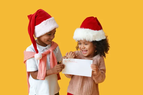 Nette Afroamerikanische Kinder Mit Brief Den Weihnachtsmann Auf Farbigem Hintergrund — Stockfoto