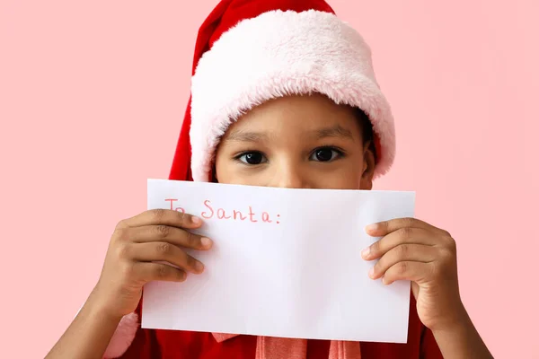 Carino Ragazzo Afro Americano Con Lettera Babbo Natale Sfondo Colore — Foto Stock