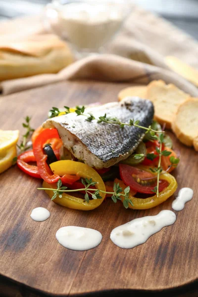 Placa Madeira Peixe Saboroso Robalo Com Legumes Mesa — Fotografia de Stock