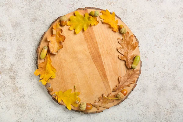 Wooden Board Oak Tree Leaves Acorns Light Background — Stock Photo, Image