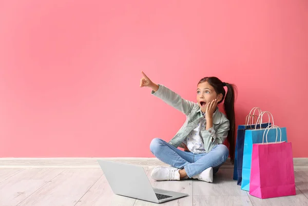 Surprised Little Girl Pointing Something Pink Wall Black Friday Sale — Stock Photo, Image