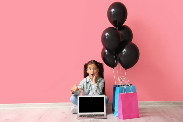 Schockiertes Kleines Mädchen Zeigt Auf Laptop Der Nähe Rosa Wand — Stockfoto