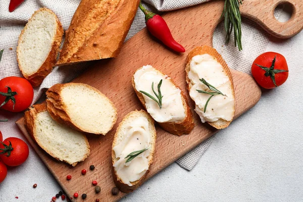 Stukken Brood Met Reuzel Witte Achtergrond — Stockfoto