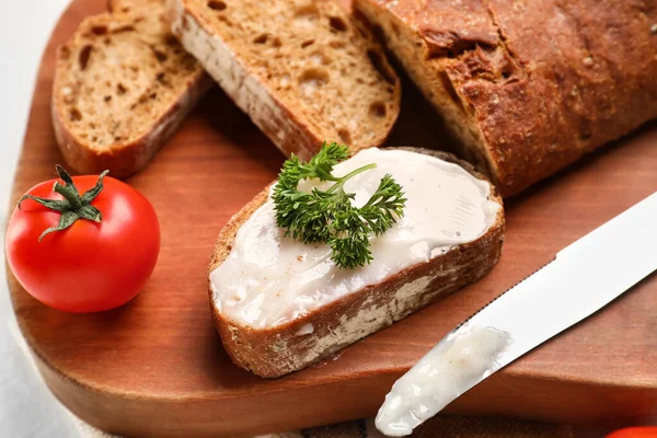 Brot Mit Schmalzaufstrich Auf Holzplatte — Stockfoto