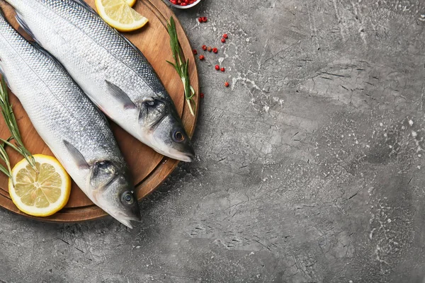 Papan Kayu Dengan Ikan Laut Yang Belum Dimasak Dan Lemon — Stok Foto